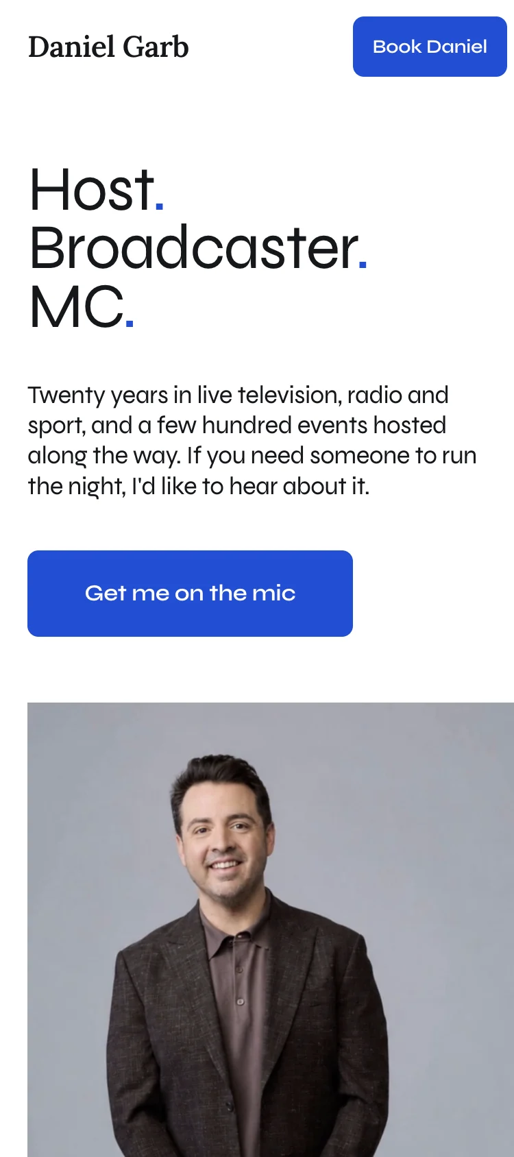 Daniel Garb's phone homepage with the introduction and enquiry button above his portrait.